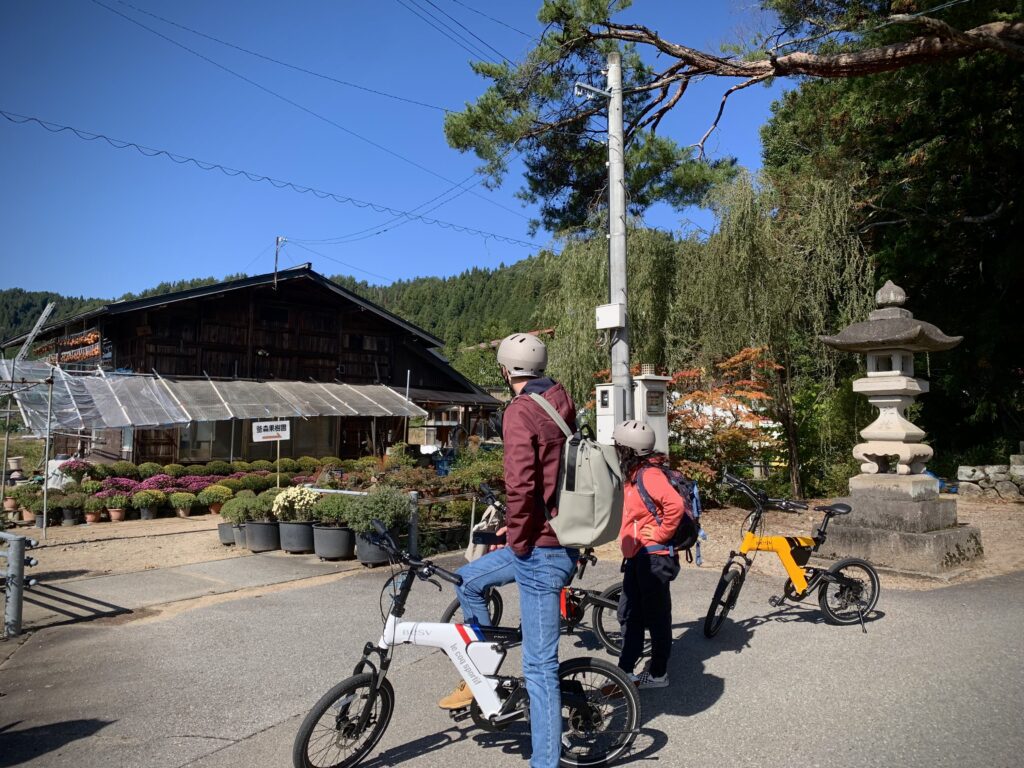 De perfecte mix van ontspannen fietsen door het platteland en lokale cultuur. Een ideale middaguitstap vanuit Takayama, waarbij je locals ontmoet, geniet van het landschap en proeft van een regionale lunch.
