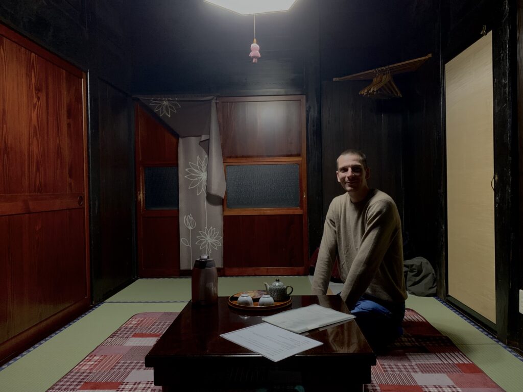 Overnacht in een traditionele boerderij en ervaar het authentieke dorpsleven samen met de lokale bewoners. Proef de smaken en geniet van de rust.