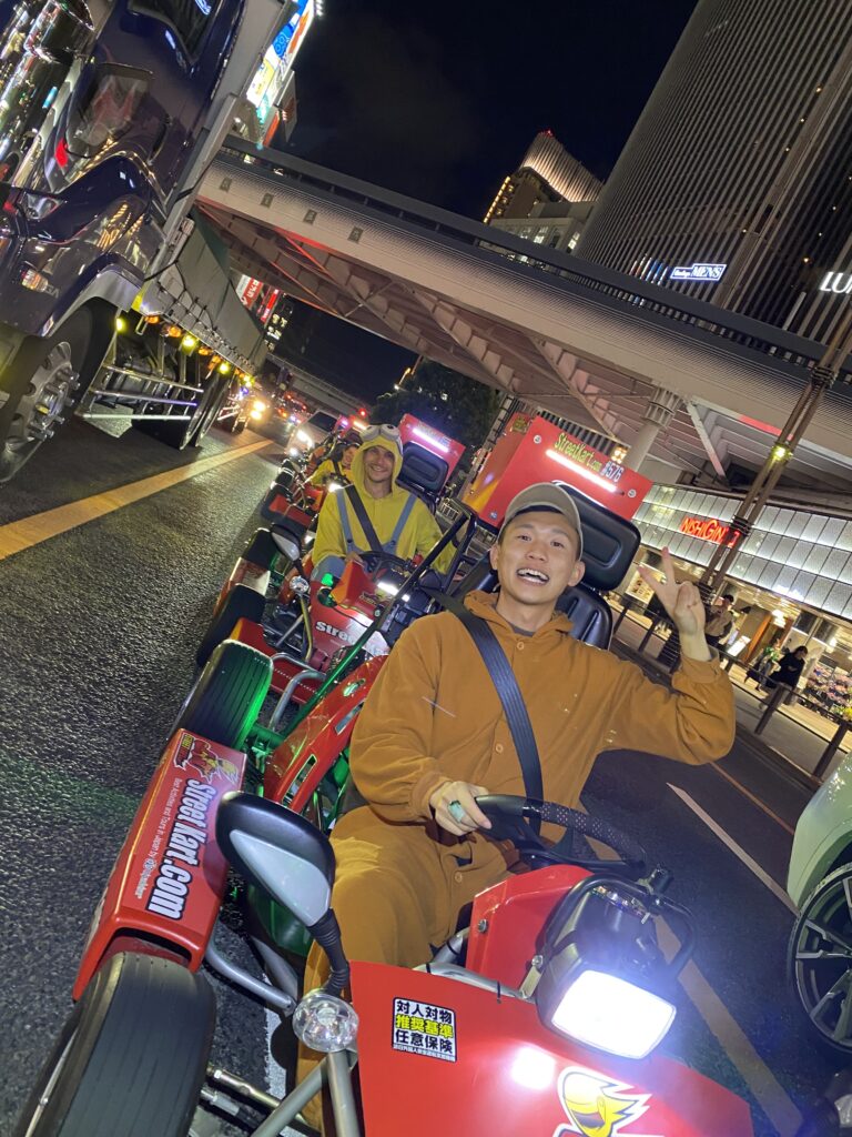Kunji scheurt in een rode kart door de nachtelijke straten van Tokio.