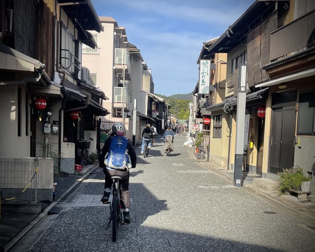 Ontdek Kyoto op de fiets! Fiets door de smalle, sfeervolle straatjes en ontdek de traditionele wijken in je eigen tempo. Een heerlijke manier om de stad en haar cultuur echt te beleven.