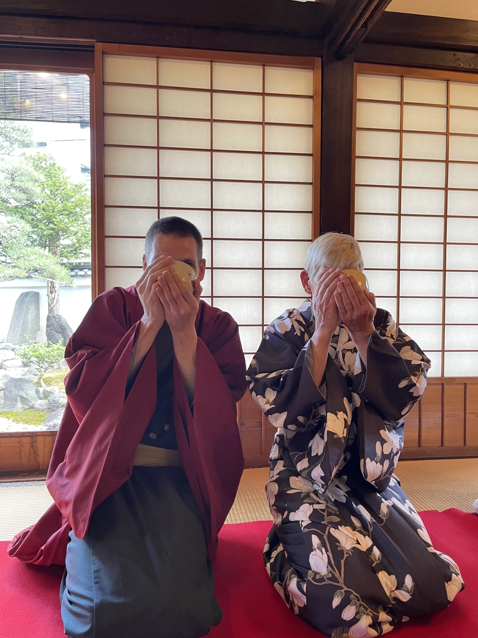 Deelnemen aan een traditionele Japanse theeceremonie in kimono, een authentieke ervaring met Kunji Travel.