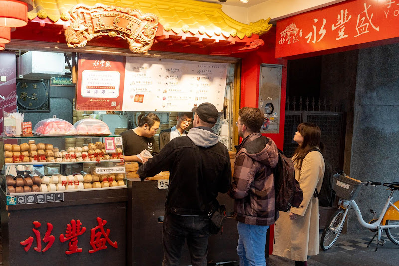 Kunji leading tourists to steamed bun shop in Taipei