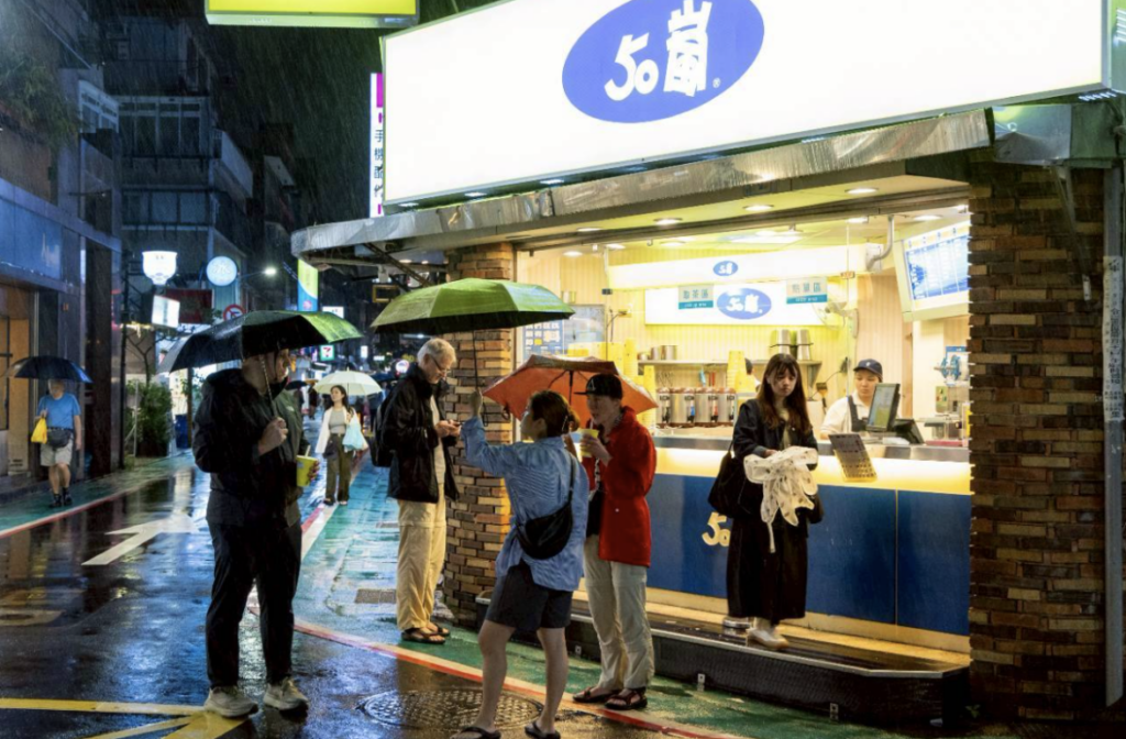 Rain or shine, tea is the heartbeat of the island. Experience the local lifestyle by visiting a neighborhood tea stand. From refreshing fruit infusions to the world-famous boba, discover why picking up a customized drink is a must-do daily ritual for every Taiwanese.